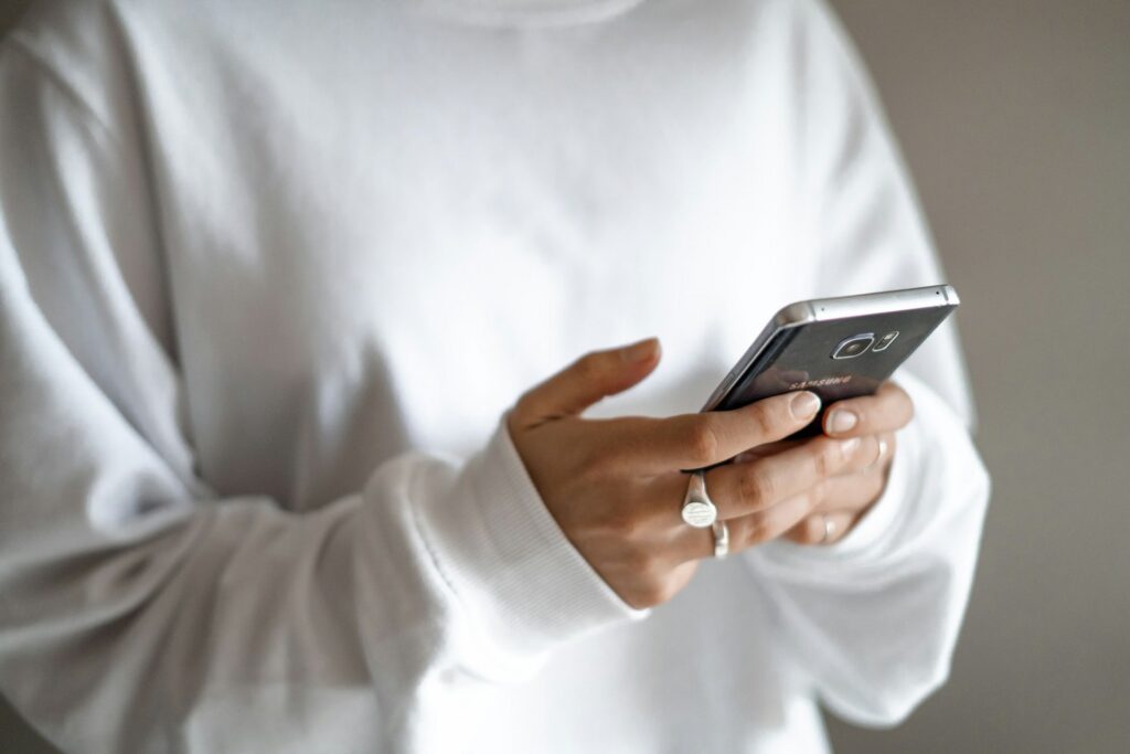 ارخص جوال يدعم esim في السعودية، جوال سامسونج في اليد