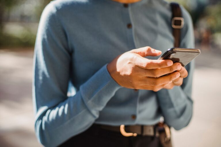 جوال اندرويد رخيص وممتاز في يد مستخدم