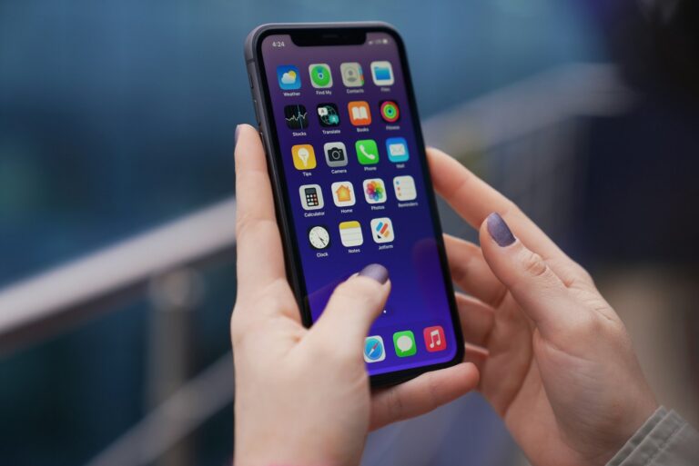 عيوب ايفون 17: جهاز ايفون في يد مستخدم